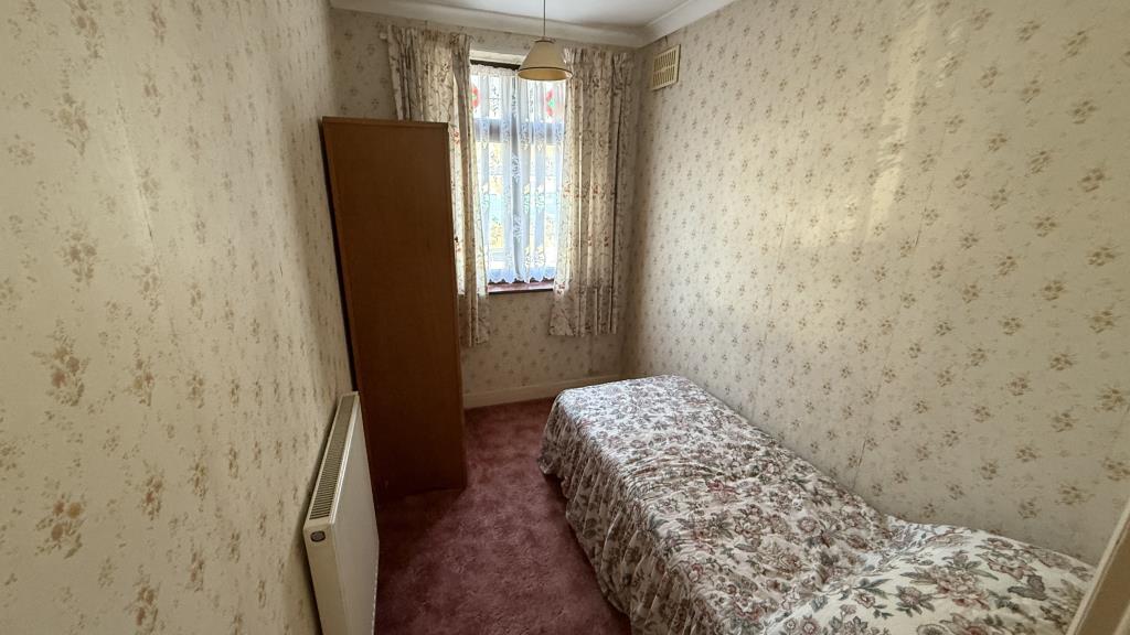 Lot: 74 - SEMI-DETACHED HOUSE WITH GARAGE IN NEED OF SOME REFURBISHMENT - Interior image of front bedroom 3